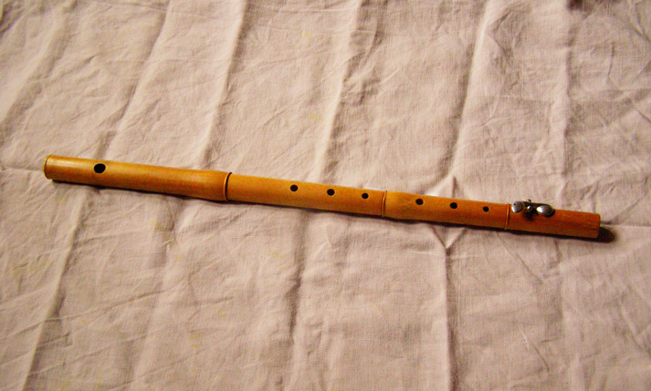 Fac-similé de la flûte du « père Maurissou » (copie effectuée par l’atelier de lutherie du Conservatoire Occitan de Toulouse). Seul le modèle de clef n’est pas conforme à l’original.